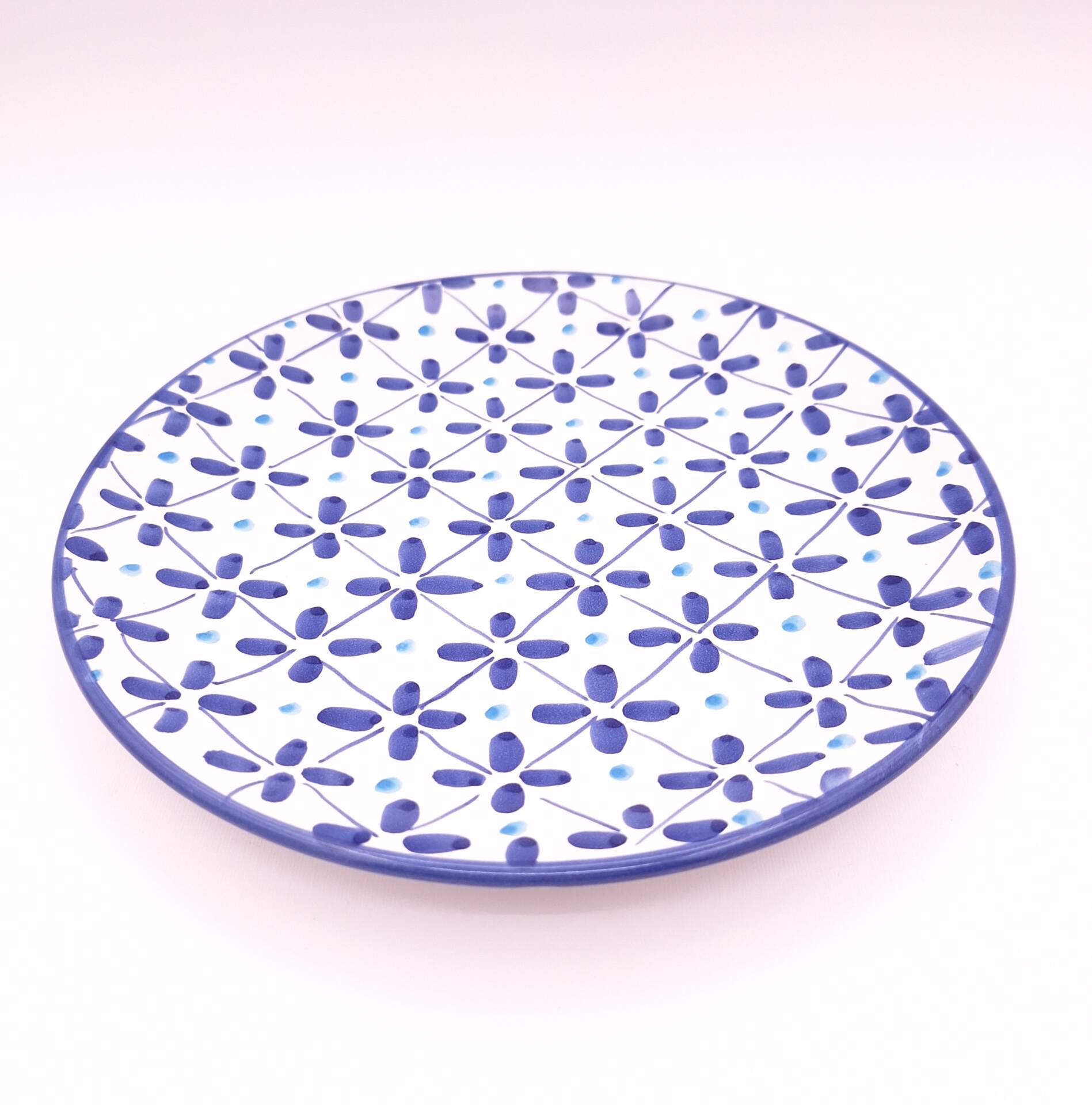 Piatto piano con decori geometrici